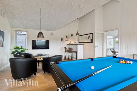 Aktivitetsrum i lyxstuga nr 921 med 7 sovrum och plats för 18 personer.