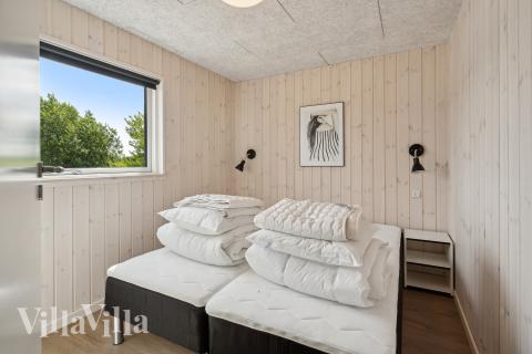 Ett av de 7 utmärkta sovrummen i lyxstuga nr 921 i Fyn och öar.