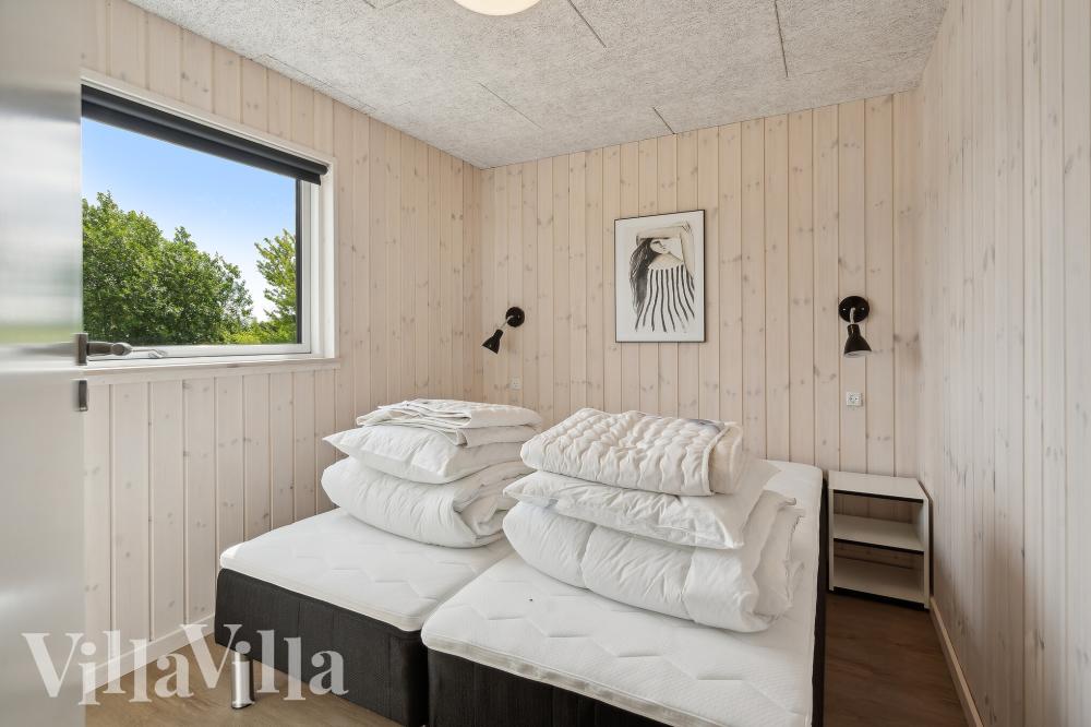 Ett av de 7 utmärkta sovrummen i lyxstuga nr 921 i Fyn och öar.