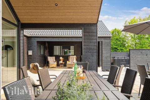 Njut av en grillkväll på terrassen i lyxstuga nr 921 i Fyn och öar