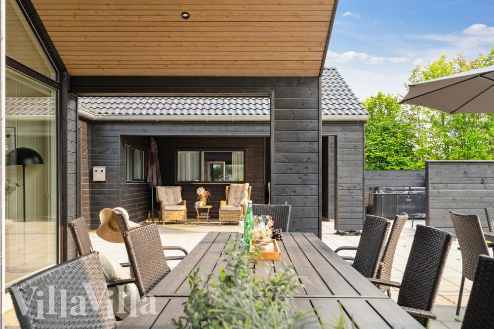 Njut av en grillkväll på terrassen i lyxstuga nr 921 i Fyn och öar