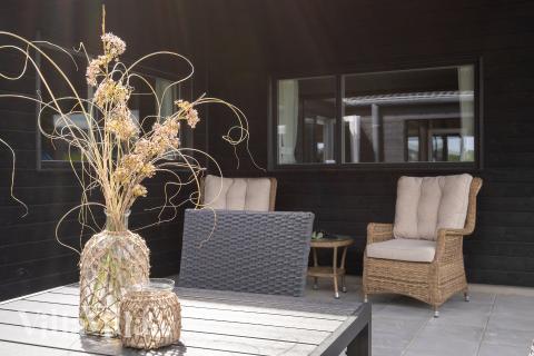 På terrassen i sommarhus nr 921 finns det plats för upp till 18 gäster.