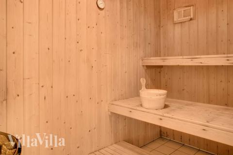 Njut av bastuvärmen i lyxstuga nr 937 för 12 personer