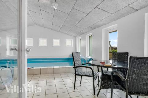 Den härliga poolen i lyxstuga nr 937 för 12 personer