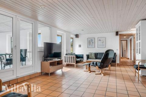 I soffhörnan i lyxstuga 937 i Vestjylland kan ni spela brädspel eller titta på film tillsammans.