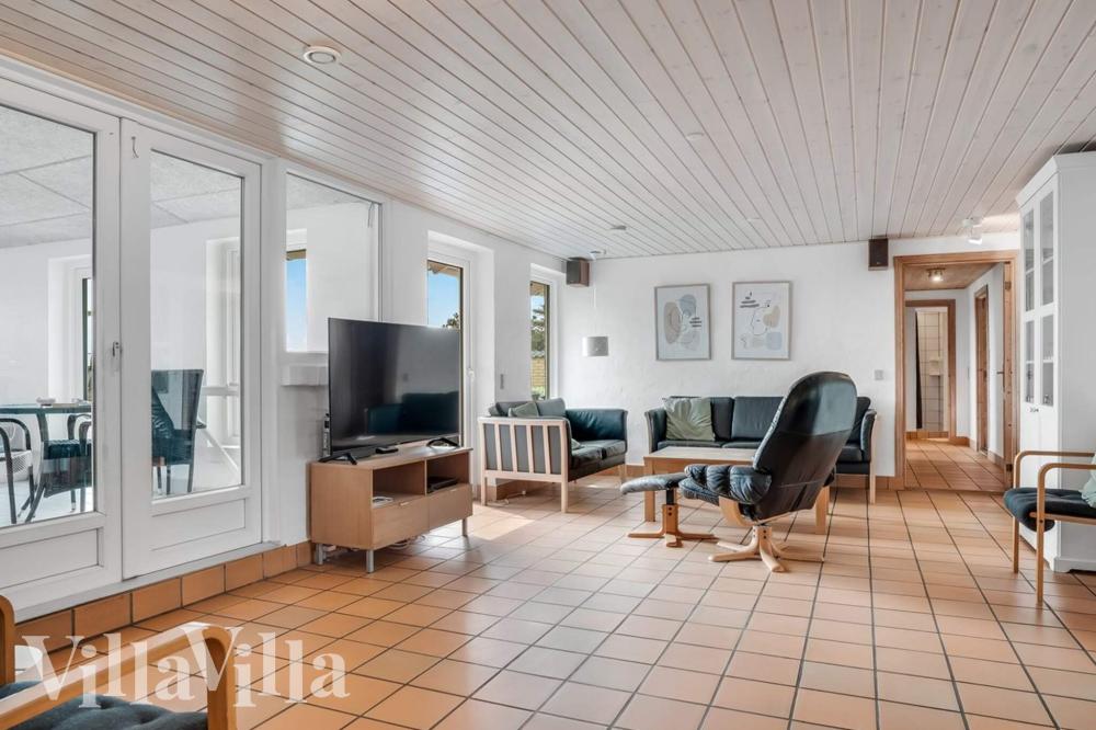 I soffhörnan i lyxstuga 937 i Vestjylland kan ni spela brädspel eller titta på film tillsammans.