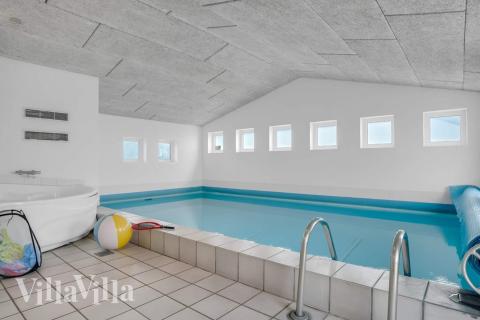 Sommarstuga 937 är inredd med en smakfull poolavdelning som har vattenrutschbana, ett stort inbyggt spapad och bastu