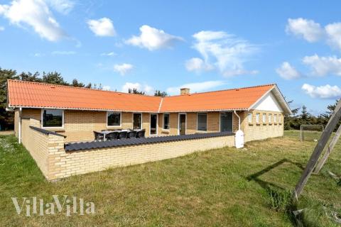 Lyxstuga nr 937 har en härlig terrass med sköna trädgårdsmöbler för 12 personer.