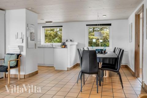 Det stora ljusa vardagsrummet i lyxstuga nr 937 för 12.