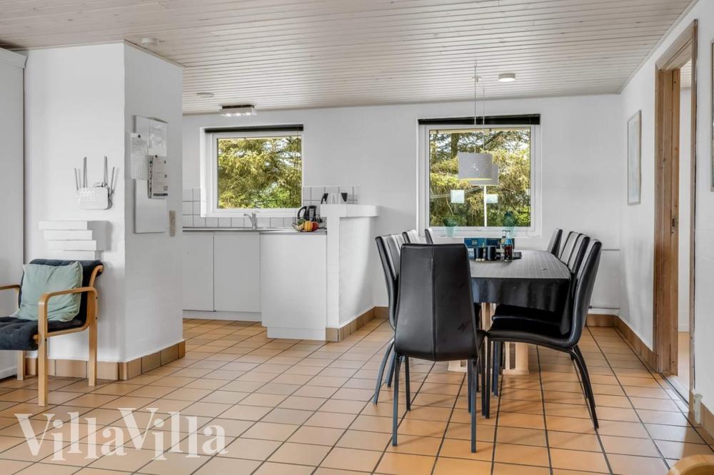 Det stora ljusa vardagsrummet i lyxstuga nr 937 för 10.