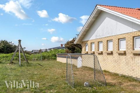 Till den trevliga sommarstugan nr 937 i Vestjylland erbjuds en mängd utomhusaktiviteter, t.ex. lektorn och gungor