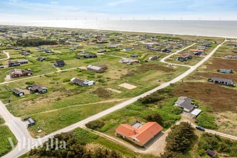 Den praktfulla poolstugan nr 937 med plats för 12 personer ligger i Vestjylland