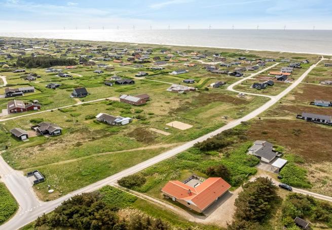 Den praktfulla poolstugan nr 937 med plats för 12 personer ligger i Vestjylland