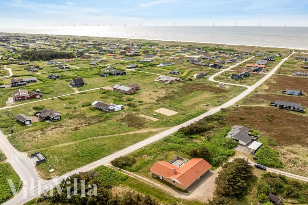 Den praktfulla poolstugan nr 937 med plats för 10 personer ligger i Vestjylland