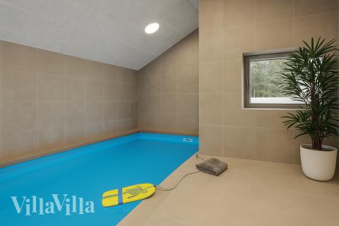 Sommarstuga 922 är inredd med en smakfull poolavdelning som har vattenrutschbana, ett stort inbyggt spapad och bastu