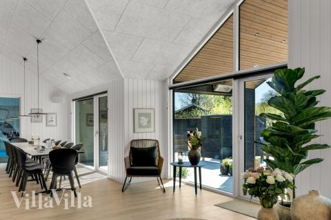 Det stora ljusa vardagsrummet i lyxstuga nr 922 för 14.