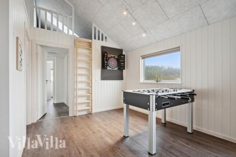 Aktivitetsrum i lyxstuga nr 916 med 7 sovrum och plats för 18 personer.