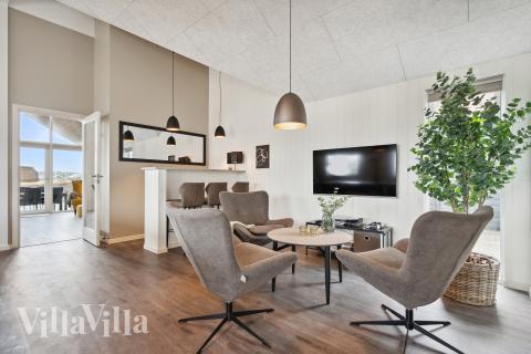 Förutom de många timmar som du kan tillbringa i stugans poolavdelning erbjuder lyxstuga 916 även biljard, bordtennis och dart