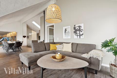 I soffhörnan i lyxstuga 916 i Fyn och öar kan ni spela brädspel eller titta på film tillsammans.