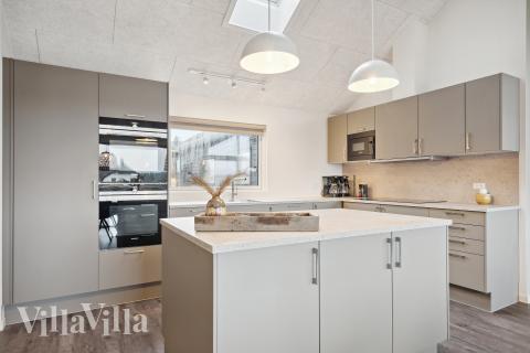 Köket i lyxstuga nr 916 är utrustat så att ni kan laga mat till 18 personer.