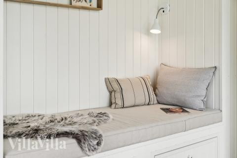 Det stora ljusa vardagsrummet i lyxstuga nr 916 för 18.