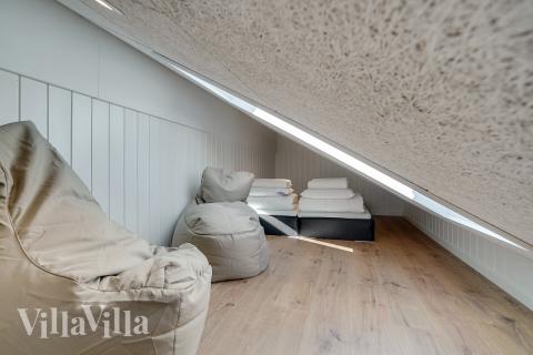 Några av de 18 sovplatserna finns på loftet i lyxstuga nr 916