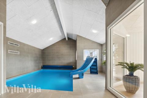 Den härliga poolen i lyxstuga nr 914 för 30 personer