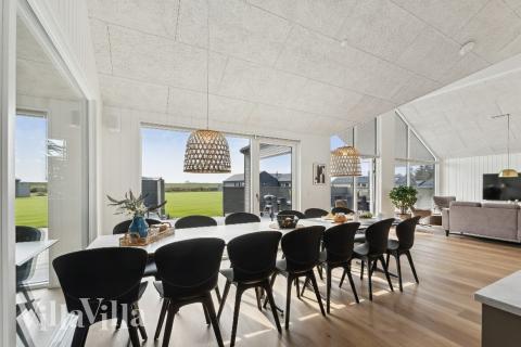 Vardagsrummet i lyxstuga nr. 665 har plats för 14 personer.