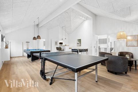 Aktivitetsrum i lyxstuga nr 933 med 8 sovrum och plats för 20 personer.