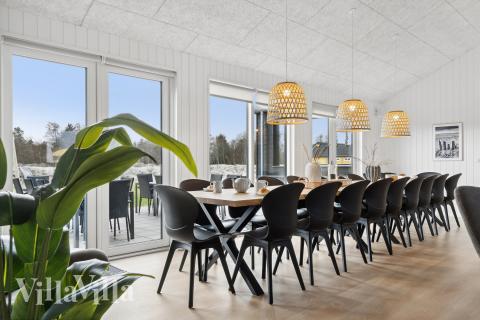 Det stora ljusa vardagsrummet i lyxstuga nr 932 för 20.