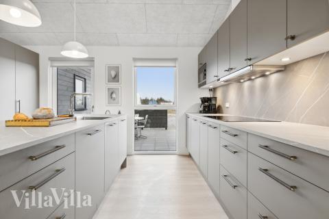 Köket i lyxstuga nr 932 är generöst inrett.