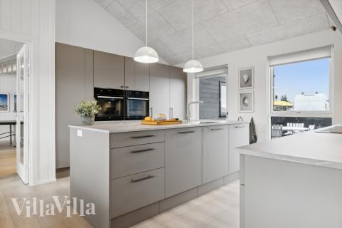 Köket i lyxstuga nr 932 är utrustat så att ni kan laga mat till 20 personer.