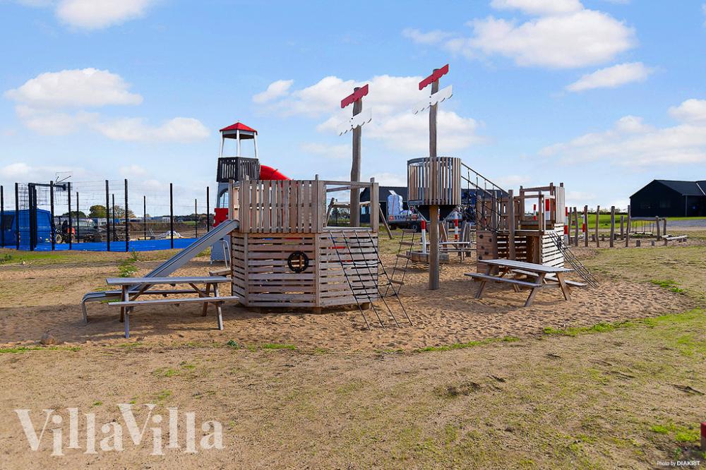 Till den trevliga sommarstugan nr 917 i Fyn och öar erbjuds en mängd utomhusaktiviteter, t.ex. lektorn och gungor