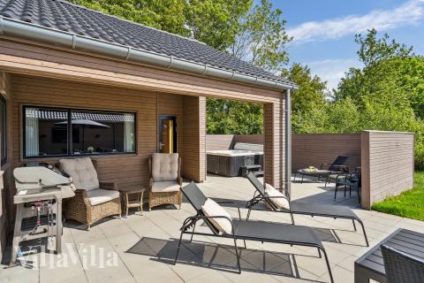 Njut av en grillkväll på terrassen i lyxstuga nr 934 i Lolland/Falster/Møn