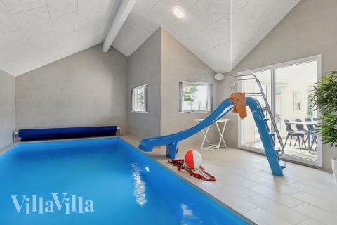 Sommarstuga 934 är inredd med en smakfull poolavdelning som har vattenrutschbana, ett stort inbyggt spapad och bastu