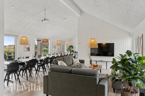 I soffhörnan i lyxstuga 934 i Lolland/Falster/Møn kan ni spela brädspel eller titta på film tillsammans.