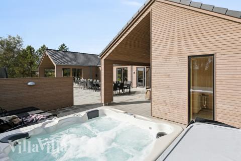 Njut av spabadets värme i lyxstuga nr 934 i Lolland/Falster/Møn