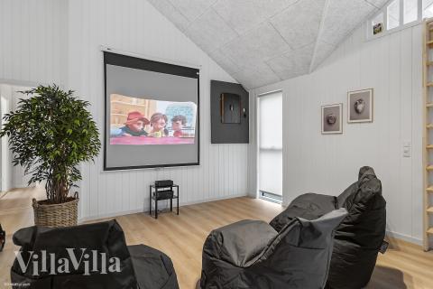 Förutom de många timmar som du kan tillbringa i stugans poolavdelning erbjuder lyxstuga 932 även biljard, bordtennis och dart