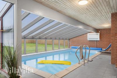 Sommarstuga 688 är inredd med en smakfull poolavdelning som har vattenrutschbana, ett stort inbyggt spapad och bastu