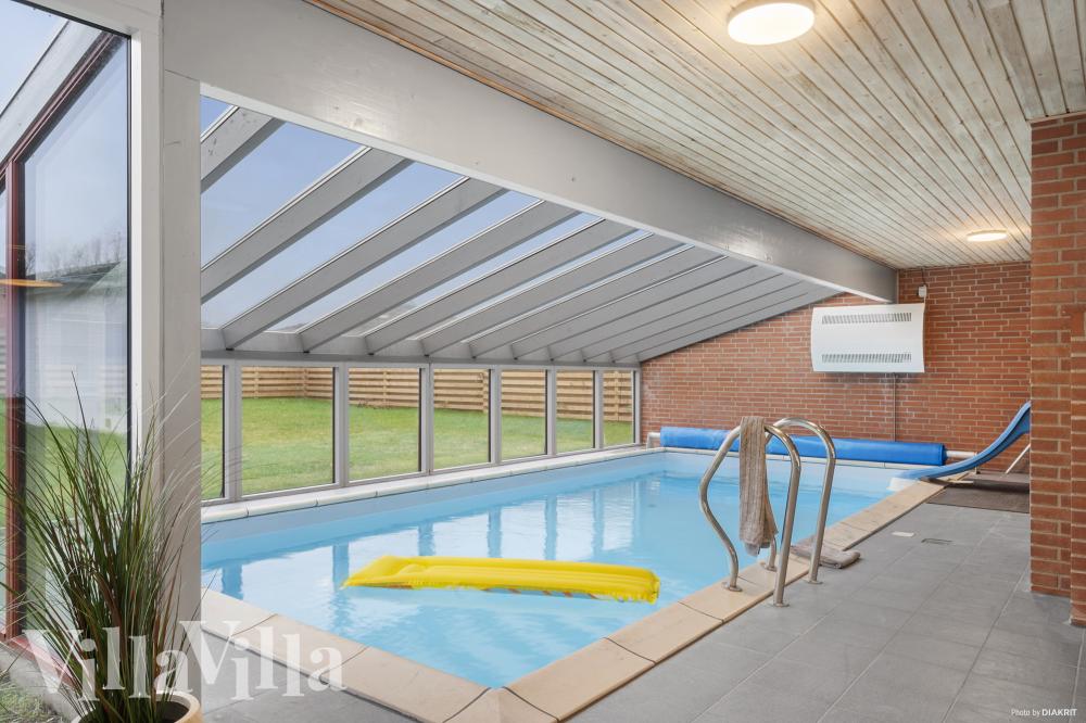 Sommarstuga 688 är inredd med en smakfull poolavdelning som har vattenrutschbana, ett stort inbyggt spapad och bastu