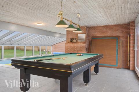Förutom de många timmar som du kan tillbringa i stugans poolavdelning erbjuder lyxstuga 688 även biljard, bordtennis och dart