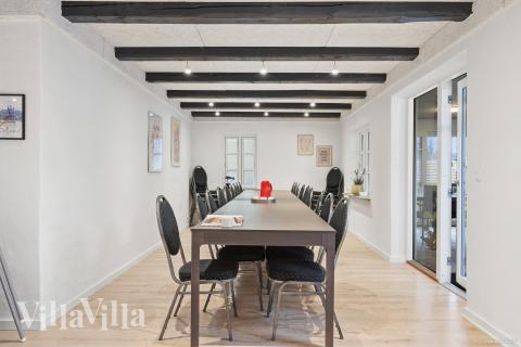 Det stora ljusa vardagsrummet i lyxstuga nr 688 för 26.