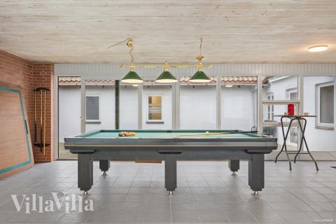 Lyxstuga 688 för 26 personer har ett stort aktivitetsrum med bl.a. biljard och dart