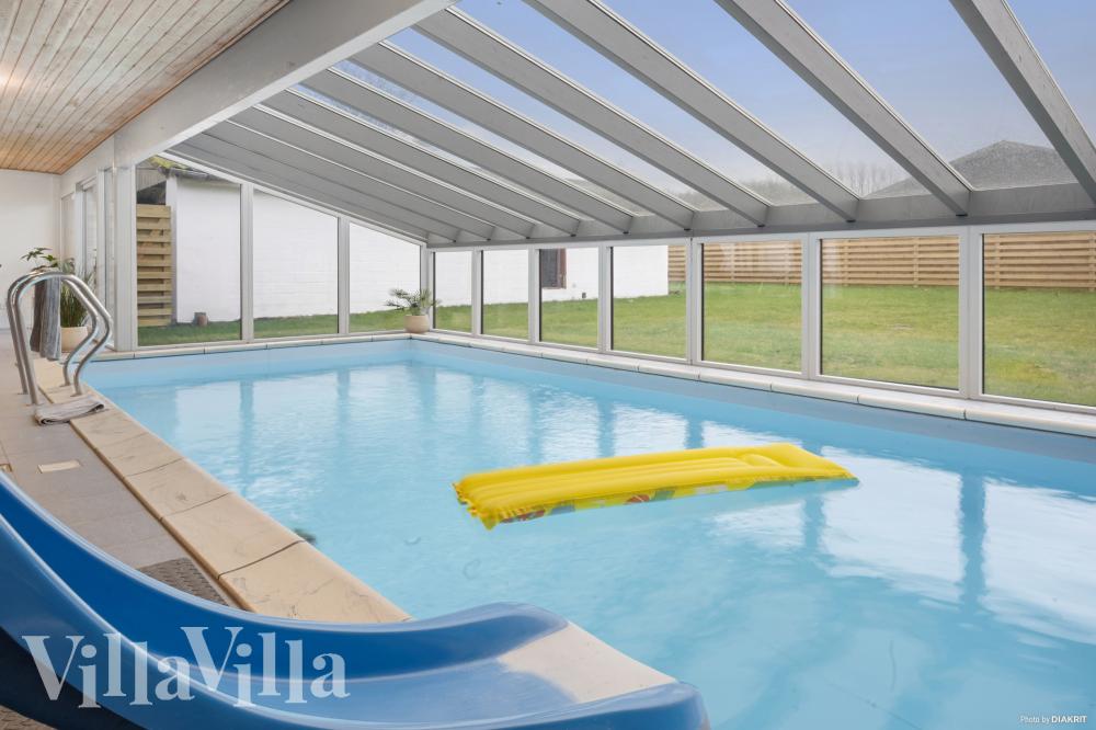 Den härliga poolen i lyxstuga nr 688 för 26 personer