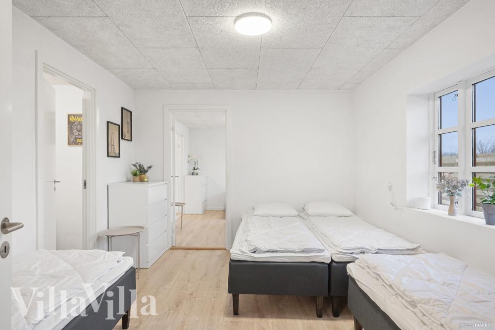Ett av de 7 utmärkta sovrummen i lyxstuga nr 688 i Vestjylland.