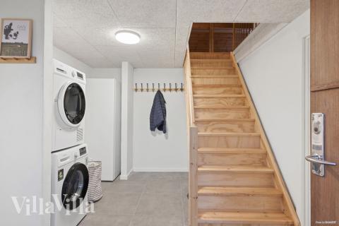 Den rymliga entrén i lyxstuga nr 688 i Vestjylland