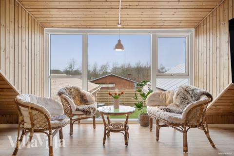 Vardagsrummet i lyxstuga nr. 688 har plats för 26 personer.