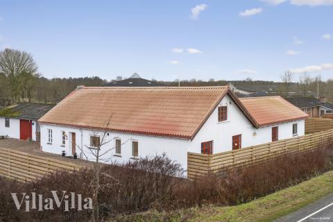 Den praktfulla poolstugan nr 688 med plats för 26 personer ligger i Vestjylland