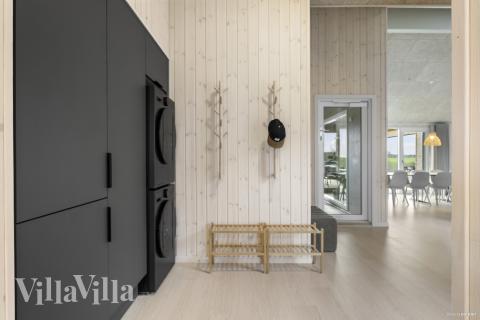 I entrén i lyxstuga 906 finns det gott om plats