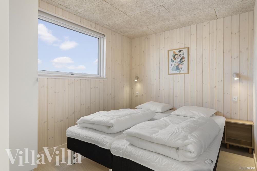 Ett av de 7 utmärkta sovrummen i lyxstuga nr 906 i Fyn och öar.
